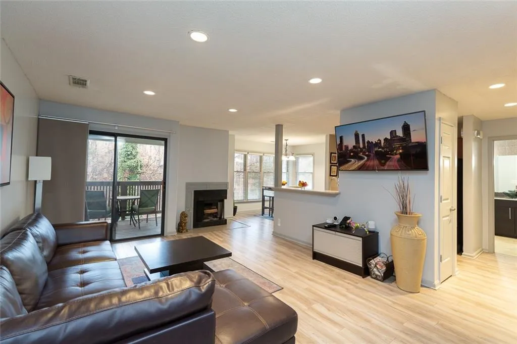 712 Garden Court, Sandy Springs, Georgia 30328, 2 Bedrooms Bedrooms, ,2 BathroomsBathrooms,Residential,Sold,712 Garden Court,6853310