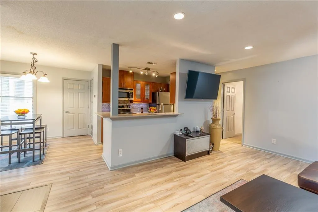 712 Garden Court, Sandy Springs, Georgia 30328, 2 Bedrooms Bedrooms, ,2 BathroomsBathrooms,Residential,Sold,712 Garden Court,6853310