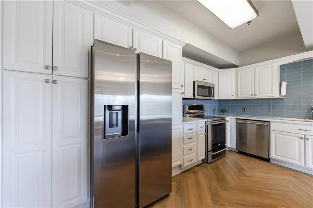 2161 Peachtree Road Ne Unit 907, Atlanta, Georgia 30309, 2 Bedrooms Bedrooms, ,2 BathroomsBathrooms,Residential,For Sale,2161 Peachtree Road Ne Unit 907,7667328