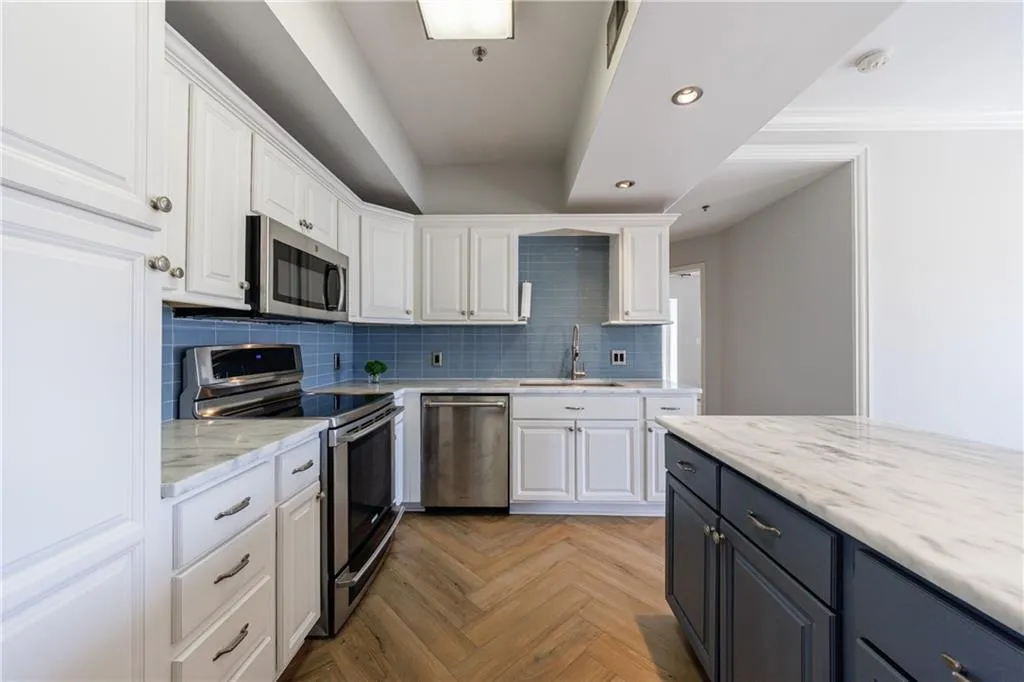 2161 Peachtree Road Ne Unit 907, Atlanta, Georgia 30309, 2 Bedrooms Bedrooms, ,2 BathroomsBathrooms,Residential,For Sale,2161 Peachtree Road Ne Unit 907,7667328
