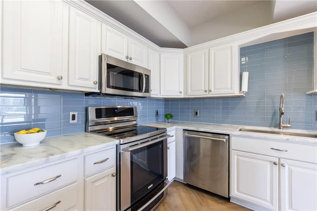 2161 Peachtree Road Ne Unit 907, Atlanta, Georgia 30309, 2 Bedrooms Bedrooms, ,2 BathroomsBathrooms,Residential,For Sale,2161 Peachtree Road Ne Unit 907,7667328