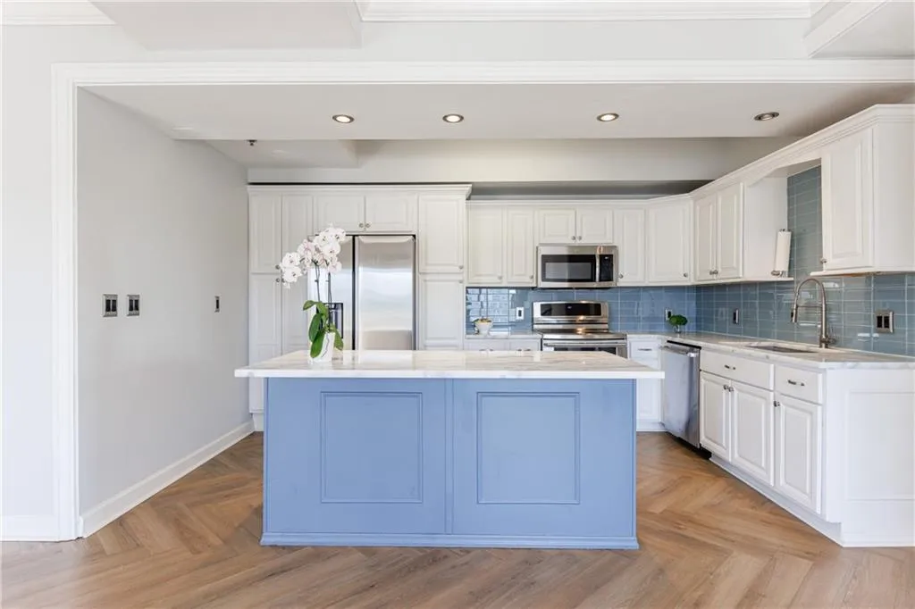 2161 Peachtree Road Ne Unit 907, Atlanta, Georgia 30309, 2 Bedrooms Bedrooms, ,2 BathroomsBathrooms,Residential,For Sale,2161 Peachtree Road Ne Unit 907,7667328