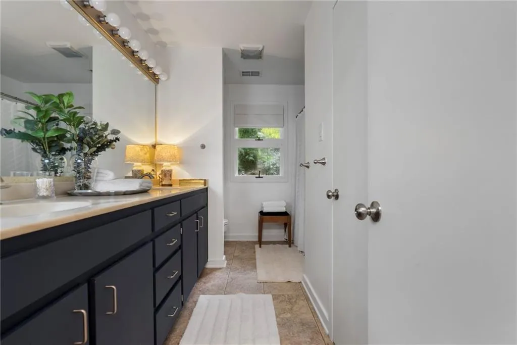 Shared Bathroom upstairs