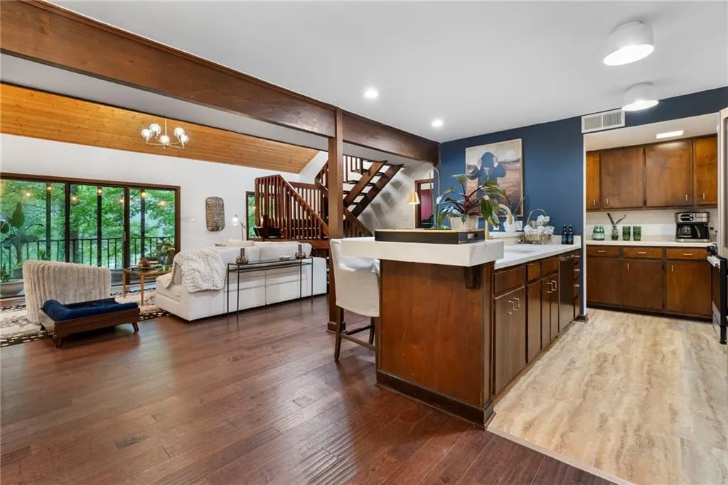 Open Concept ~Easy for Entertaining