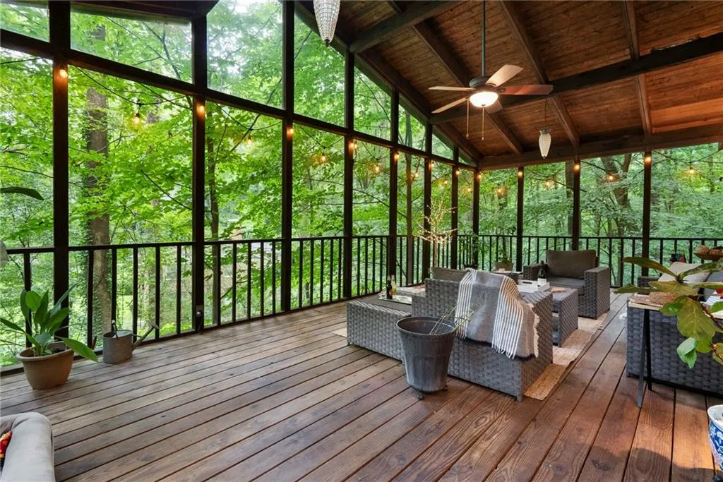 Large Screen Porch you will never want to leave!