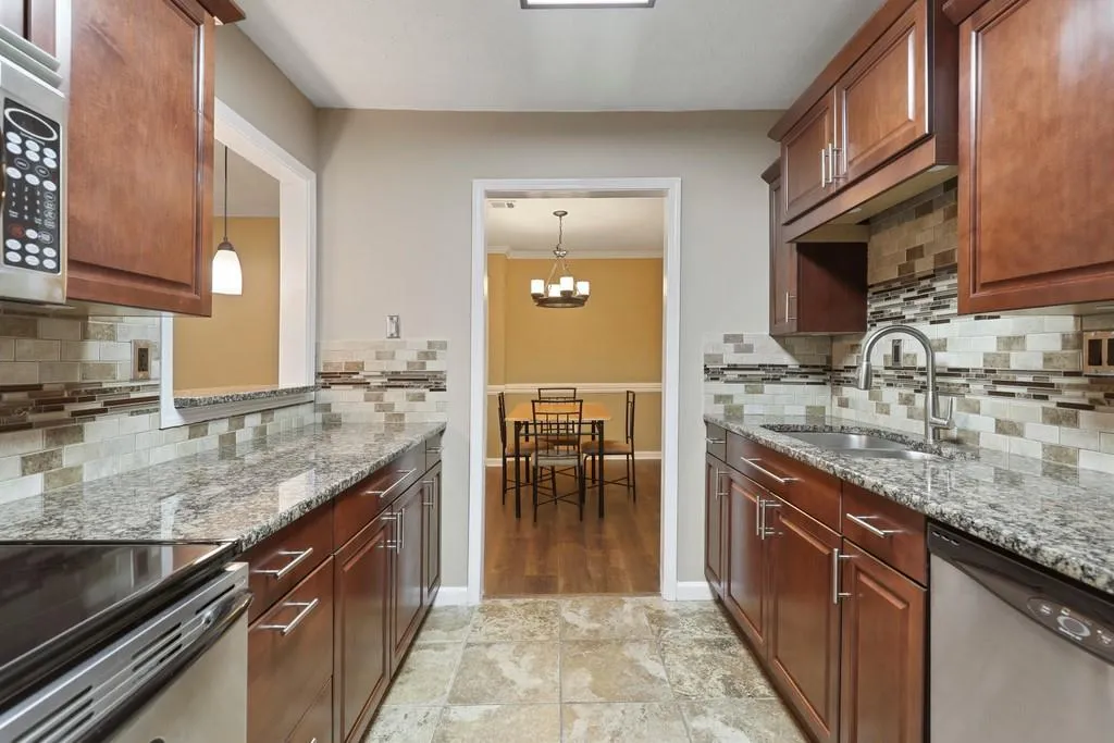 1403 Vicksburg Place, Sandy Springs, Georgia 30350, 2 Bedrooms Bedrooms, ,2 BathroomsBathrooms,Residential,Sold,1403 Vicksburg Place,6743300