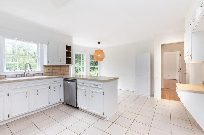 935 Landmark Drive, Atlanta, Georgia 30342, 5 Bedrooms Bedrooms, ,3 BathroomsBathrooms,Residential,Sold,935 Landmark Drive,6787229