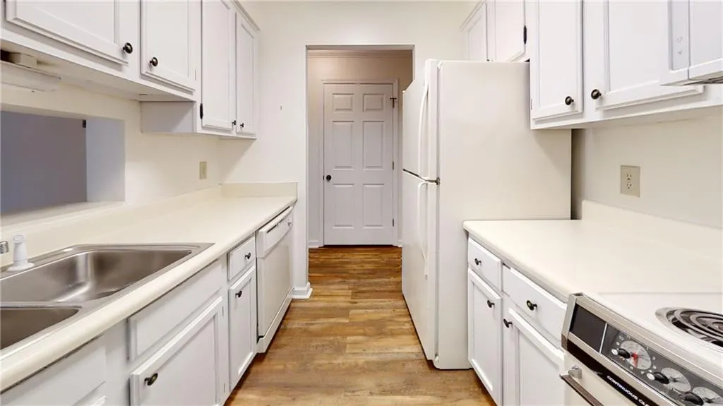300 Johnson Ferry Road Ne Unit A512, Sandy Springs, Georgia 30328, 1 Bedroom Bedrooms, ,1 BathroomBathrooms,Residential,Sold,300 Johnson Ferry Road Ne Unit A512,7108852