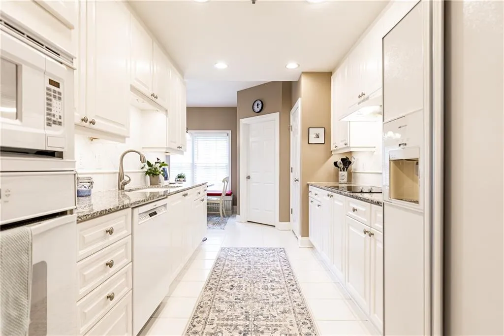 211 Colonial Homes Drive Nw Unit 2508, Atlanta, Georgia 30309, 2 Bedrooms Bedrooms, ,2 BathroomsBathrooms,Residential,For Sale,211 Colonial Homes Drive Nw Unit 2508,7566839