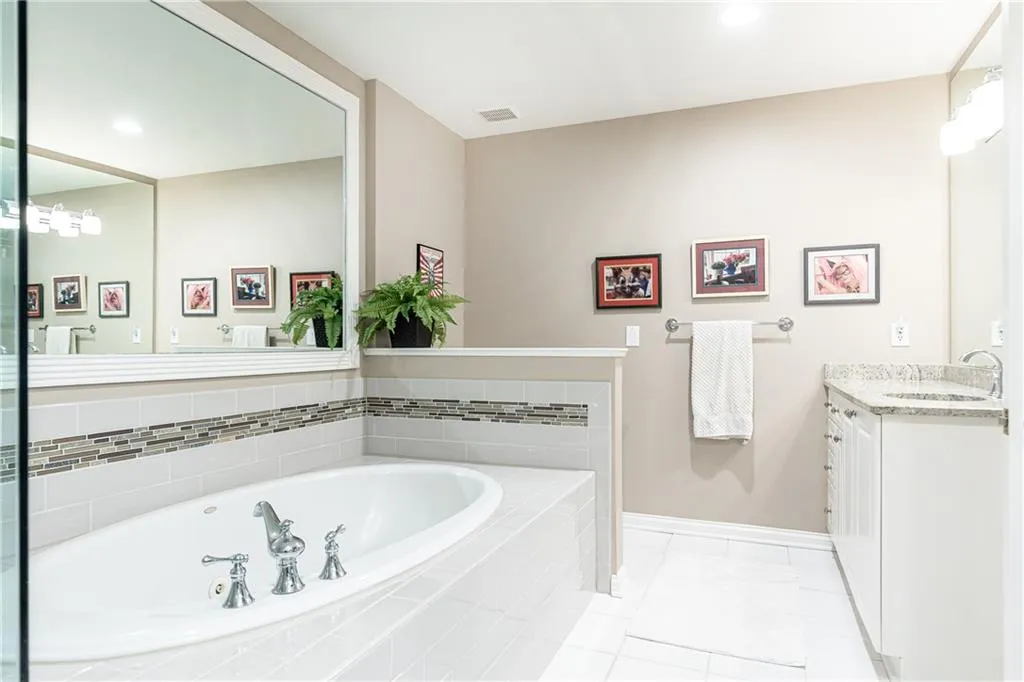 211 Colonial Homes Drive Nw Unit 2508, Atlanta, Georgia 30309, 2 Bedrooms Bedrooms, ,2 BathroomsBathrooms,Residential,For Sale,211 Colonial Homes Drive Nw Unit 2508,7566839