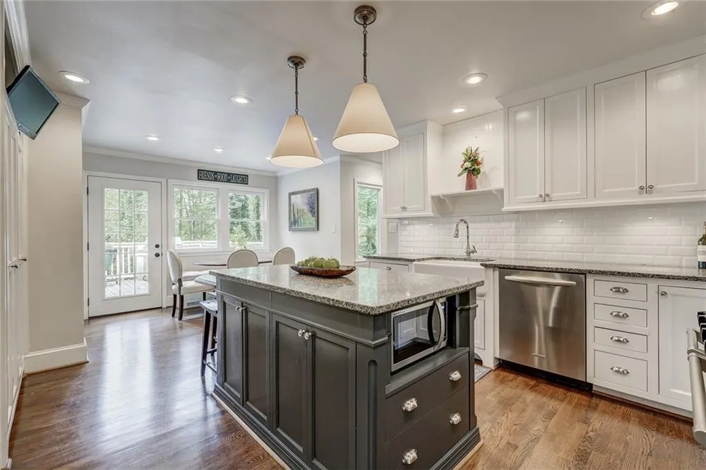 815 Overhill Court, Sandy Springs, Georgia 30328, 5 Bedrooms Bedrooms, ,3 BathroomsBathrooms,Residential,Sold,815 Overhill Court,6083601