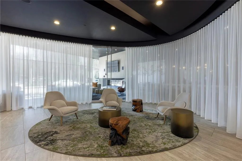 Club room with 24-hour coffee and tea bar