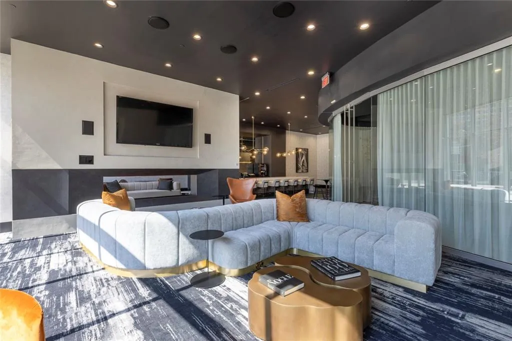Club room with 24-hour coffee and tea bar