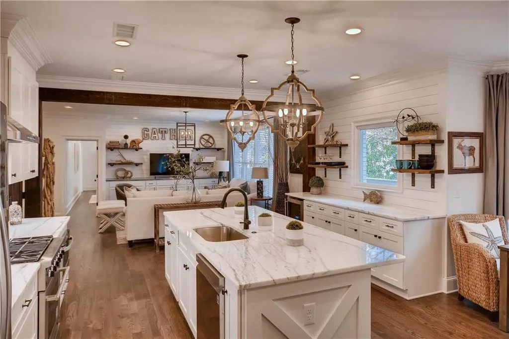 190 Northglenn Court, Atlanta, Georgia 30342, 5 Bedrooms Bedrooms, ,4 BathroomsBathrooms,Residential,Sold,190 Northglenn Court,5979154