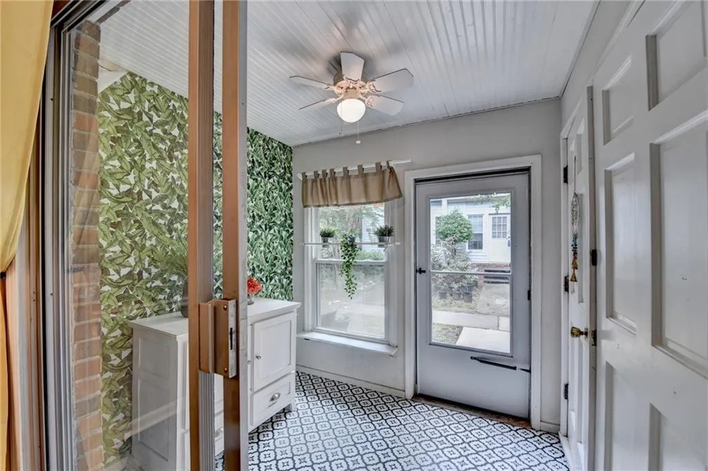 Entryway featuring ceiling fan