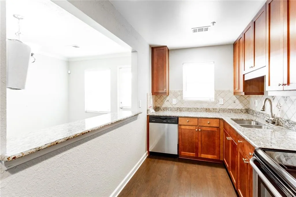 125 N River Drive Unit B, Sandy Springs, Georgia 30350, 2 Bedrooms Bedrooms, ,2 BathroomsBathrooms,Residential,Sold,125 N River Drive Unit B,6103394