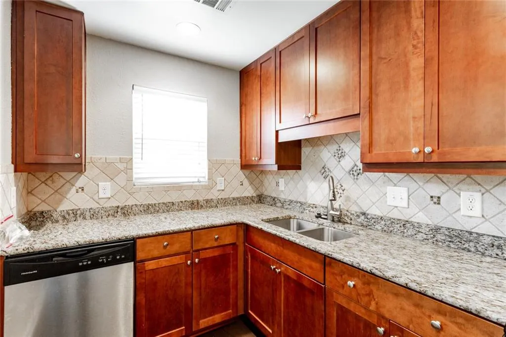 125 N River Drive Unit B, Sandy Springs, Georgia 30350, 2 Bedrooms Bedrooms, ,2 BathroomsBathrooms,Residential,Sold,125 N River Drive Unit B,6103394