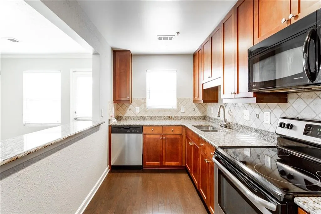 125 N River Drive Unit B, Sandy Springs, Georgia 30350, 2 Bedrooms Bedrooms, ,2 BathroomsBathrooms,Residential,Sold,125 N River Drive Unit B,6103394