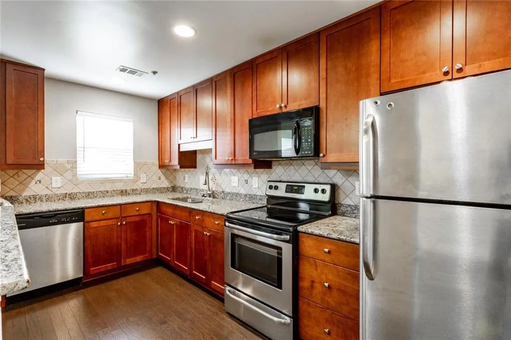 125 N River Drive Unit B, Sandy Springs, Georgia 30350, 2 Bedrooms Bedrooms, ,2 BathroomsBathrooms,Residential,Sold,125 N River Drive Unit B,6103394
