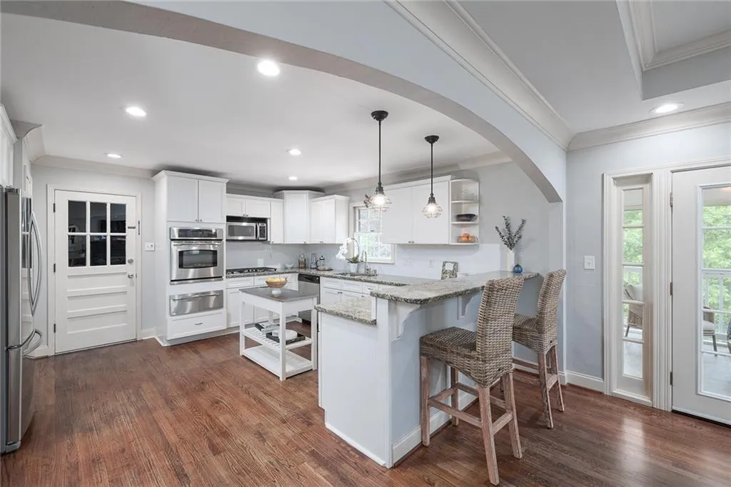 890 Edgewater Trail, Sandy Springs, Georgia 30328, 4 Bedrooms Bedrooms, ,3 BathroomsBathrooms,Residential,Sold,890 Edgewater Trail,7044438