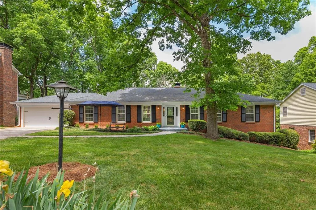 890 Edgewater Trail, Sandy Springs, Georgia 30328, 4 Bedrooms Bedrooms, ,3 BathroomsBathrooms,Residential,Sold,890 Edgewater Trail,7044438