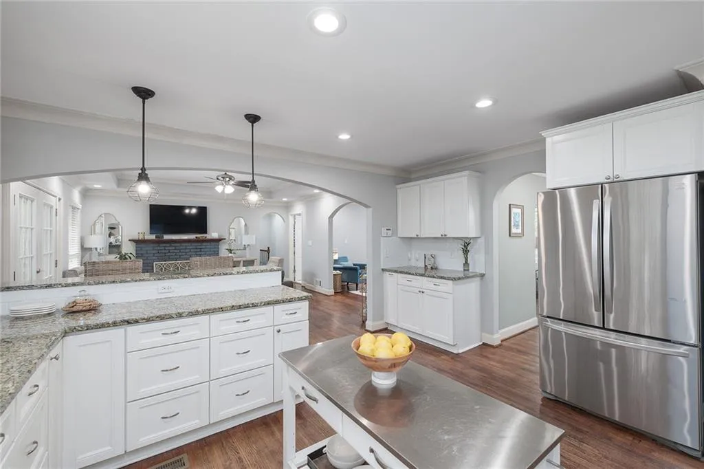 890 Edgewater Trail, Sandy Springs, Georgia 30328, 4 Bedrooms Bedrooms, ,3 BathroomsBathrooms,Residential,Sold,890 Edgewater Trail,7044438