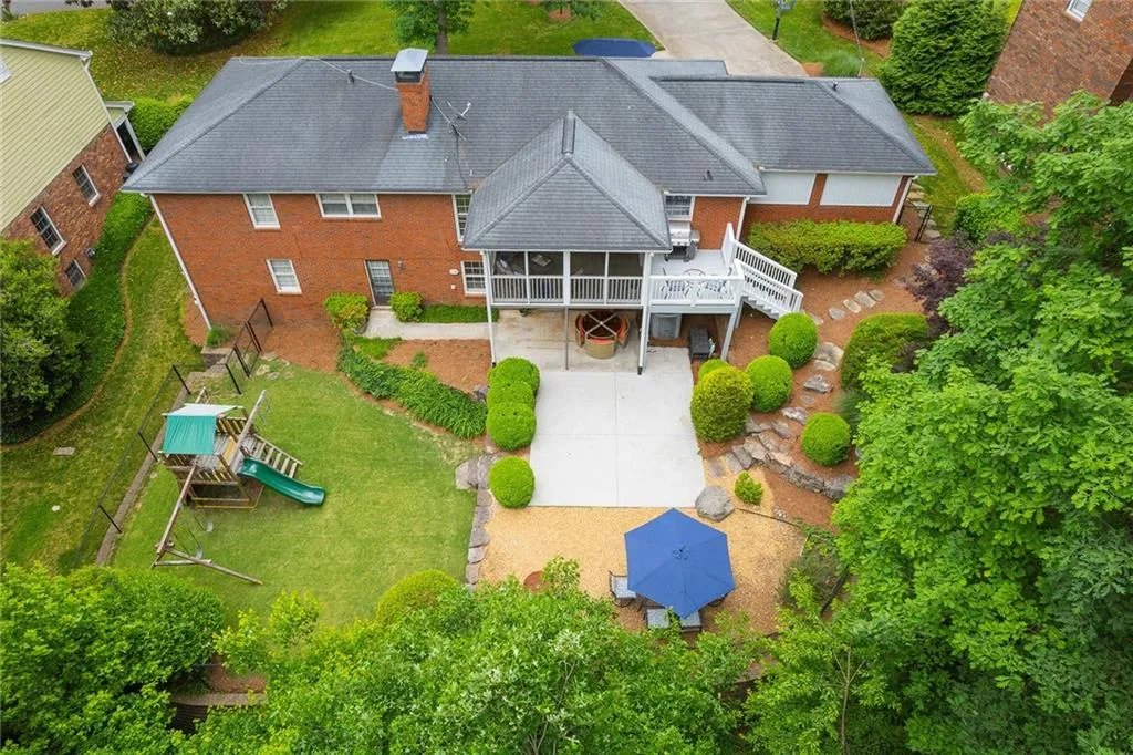 890 Edgewater Trail, Sandy Springs, Georgia 30328, 4 Bedrooms Bedrooms, ,3 BathroomsBathrooms,Residential,Sold,890 Edgewater Trail,7044438