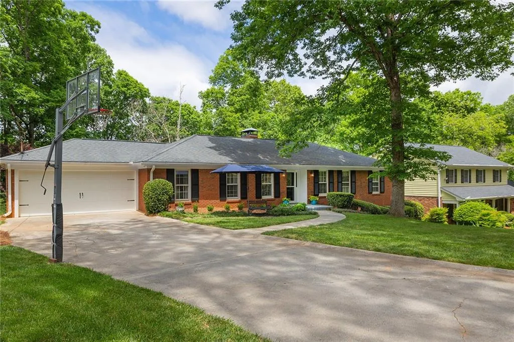 890 Edgewater Trail, Sandy Springs, Georgia 30328, 4 Bedrooms Bedrooms, ,3 BathroomsBathrooms,Residential,Sold,890 Edgewater Trail,7044438