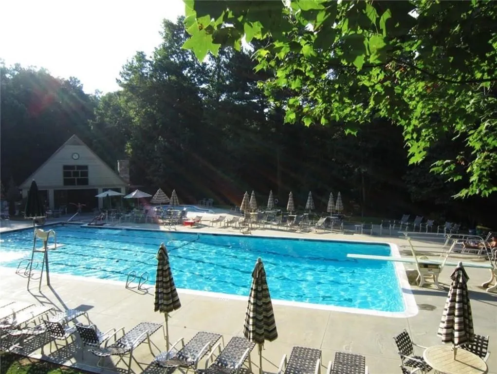 890 Edgewater Trail, Sandy Springs, Georgia 30328, 4 Bedrooms Bedrooms, ,3 BathroomsBathrooms,Residential,Sold,890 Edgewater Trail,7044438