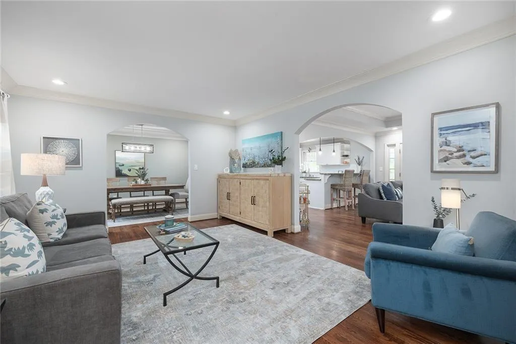 890 Edgewater Trail, Sandy Springs, Georgia 30328, 4 Bedrooms Bedrooms, ,3 BathroomsBathrooms,Residential,Sold,890 Edgewater Trail,7044438