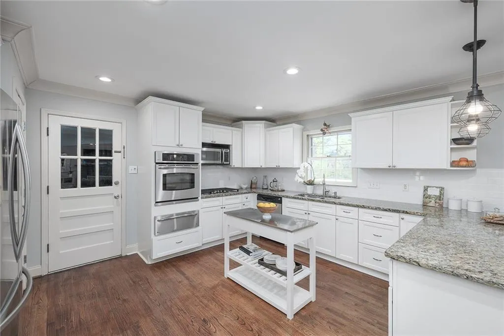 890 Edgewater Trail, Sandy Springs, Georgia 30328, 4 Bedrooms Bedrooms, ,3 BathroomsBathrooms,Residential,Sold,890 Edgewater Trail,7044438