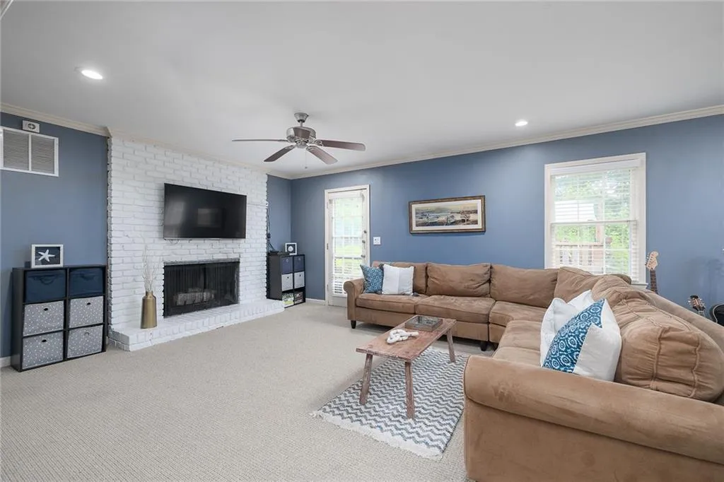 890 Edgewater Trail, Sandy Springs, Georgia 30328, 4 Bedrooms Bedrooms, ,3 BathroomsBathrooms,Residential,Sold,890 Edgewater Trail,7044438