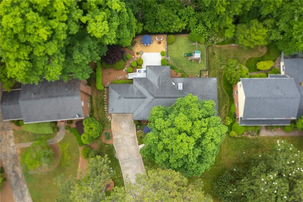 890 Edgewater Trail, Sandy Springs, Georgia 30328, 4 Bedrooms Bedrooms, ,3 BathroomsBathrooms,Residential,Sold,890 Edgewater Trail,7044438