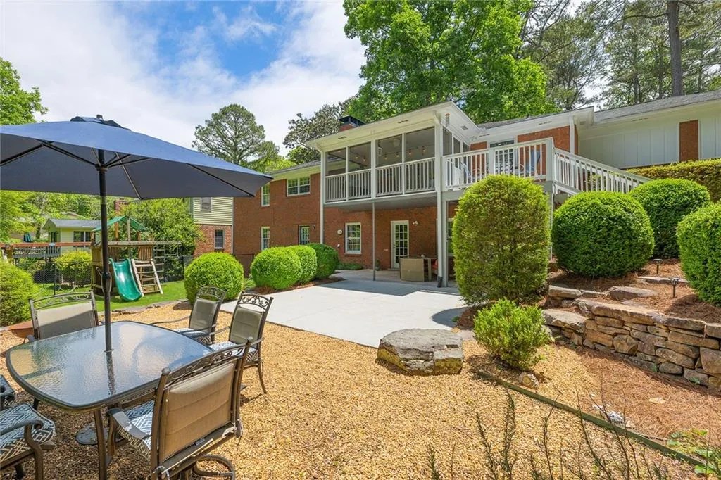 890 Edgewater Trail, Sandy Springs, Georgia 30328, 4 Bedrooms Bedrooms, ,3 BathroomsBathrooms,Residential,Sold,890 Edgewater Trail,7044438