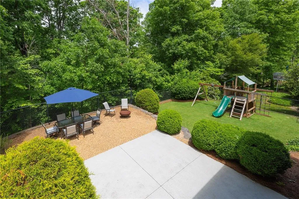 890 Edgewater Trail, Sandy Springs, Georgia 30328, 4 Bedrooms Bedrooms, ,3 BathroomsBathrooms,Residential,Sold,890 Edgewater Trail,7044438