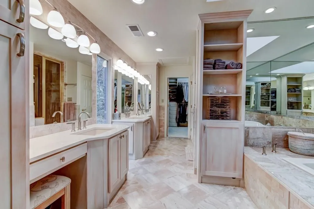 220 River Court Parkway, Sandy Springs, Georgia 30328, 4 Bedrooms Bedrooms, ,5 BathroomsBathrooms,Residential,Sold,220 River Court Parkway,5983628