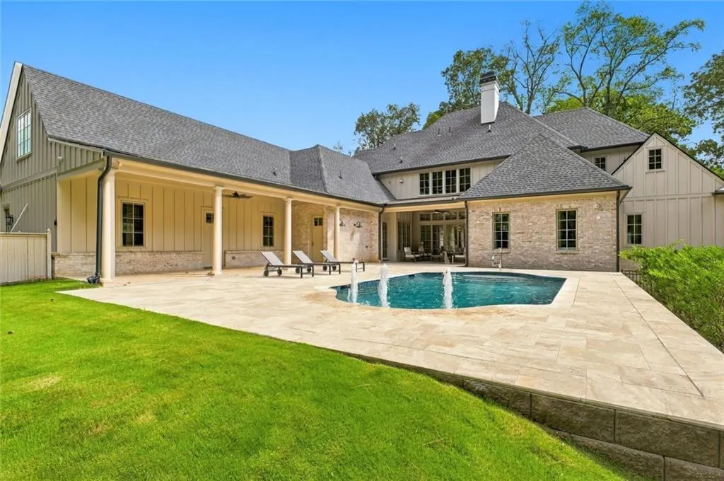 Pool view to the residence