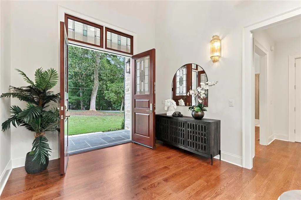 Foyer to the front