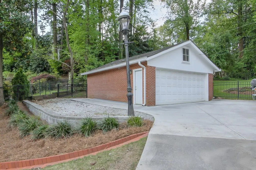 42 Pine Lake Drive, Sandy Springs, Georgia 30327, 4 Bedrooms Bedrooms, ,3 BathroomsBathrooms,Residential,Sold,42 Pine Lake Drive,7038615