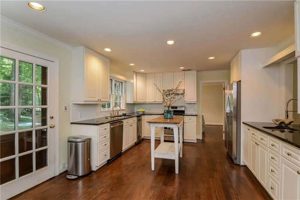 7170 Riverside Way, Sandy Springs, Georgia 30328, 5 Bedrooms Bedrooms, ,3 BathroomsBathrooms,Residential,Sold,7170 Riverside Way,5695041