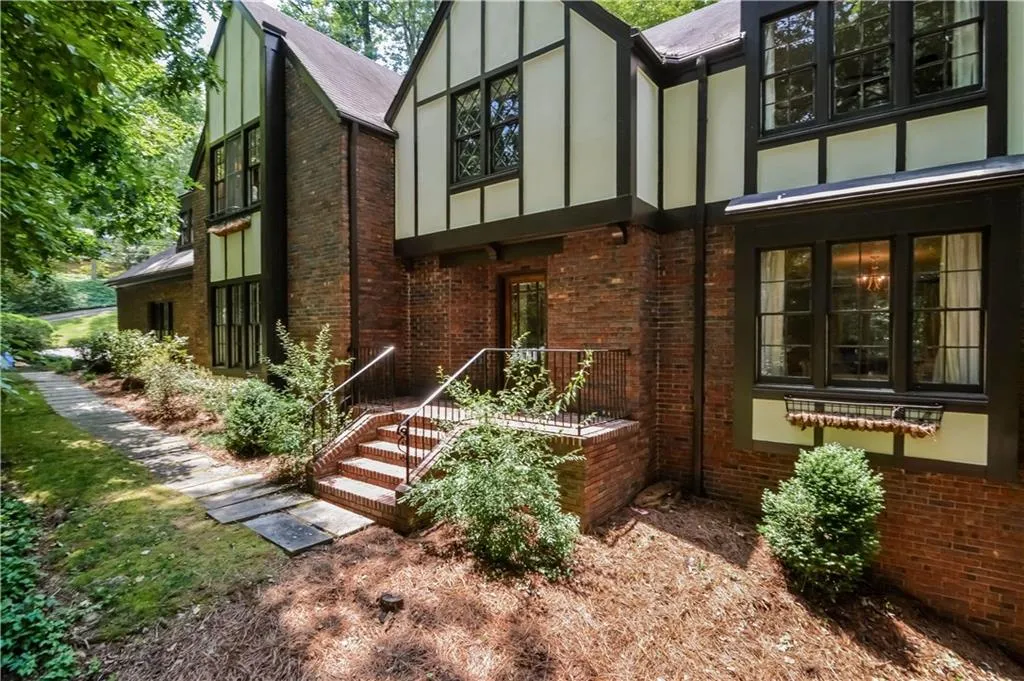 7170 Riverside Way, Sandy Springs, Georgia 30328, 5 Bedrooms Bedrooms, ,3 BathroomsBathrooms,Residential,Sold,7170 Riverside Way,5695041