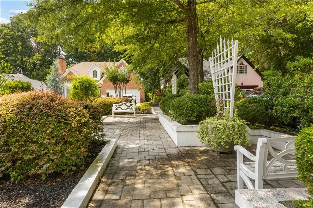 Courtyard & Guest Parking