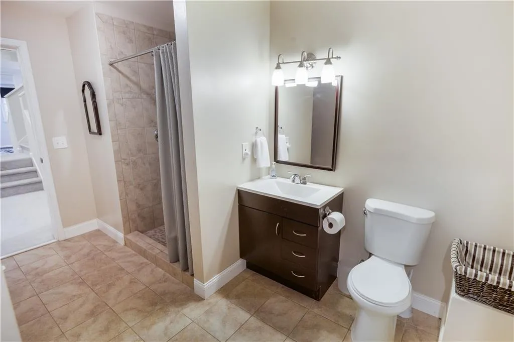 Full Bathroom 3