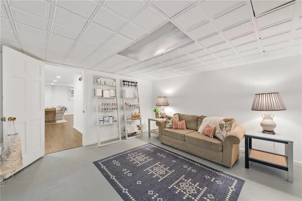 925 Riverside Trace, Atlanta, Georgia 30328, 5 Bedrooms Bedrooms, ,3 BathroomsBathrooms,Residential,Sold,925 Riverside Trace,7185236