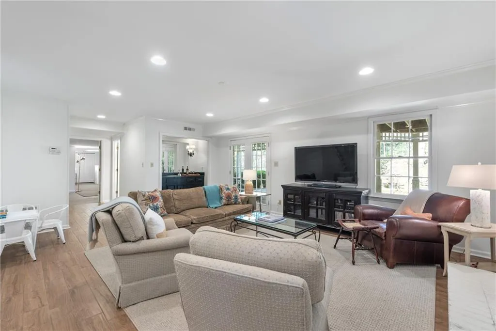 925 Riverside Trace, Atlanta, Georgia 30328, 5 Bedrooms Bedrooms, ,3 BathroomsBathrooms,Residential,Sold,925 Riverside Trace,7185236