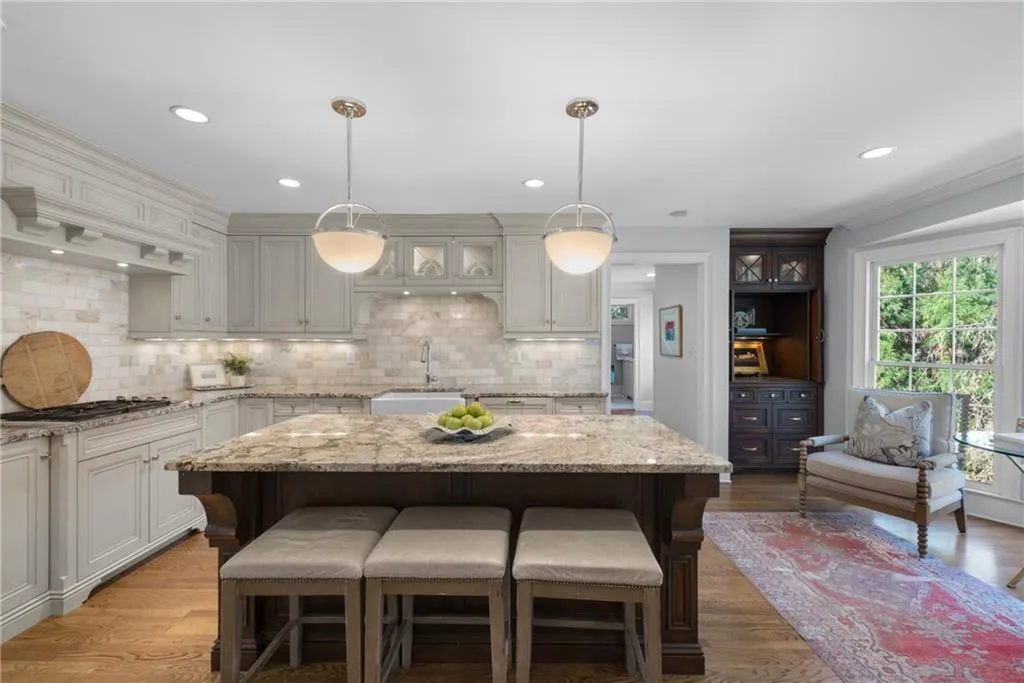 925 Riverside Trace, Atlanta, Georgia 30328, 5 Bedrooms Bedrooms, ,3 BathroomsBathrooms,Residential,Sold,925 Riverside Trace,7185236