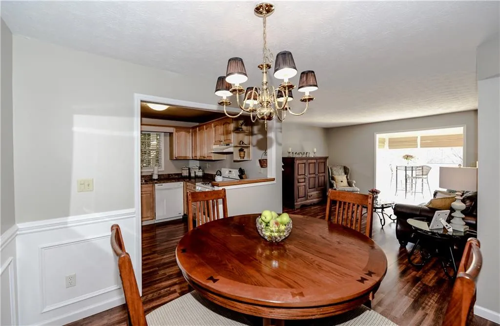 1102 Natchez Trace, Sandy Springs, Georgia 30350, 2 Bedrooms Bedrooms, ,1 BathroomBathrooms,Residential,Sold,1102 Natchez Trace,5799754