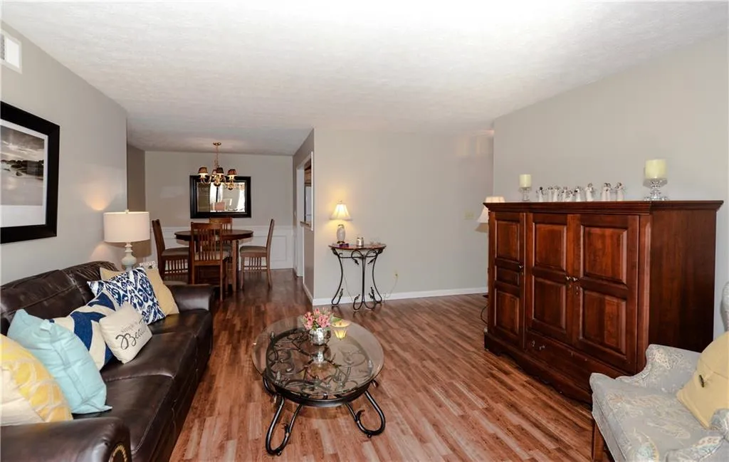 1102 Natchez Trace, Sandy Springs, Georgia 30350, 2 Bedrooms Bedrooms, ,1 BathroomBathrooms,Residential,Sold,1102 Natchez Trace,5799754