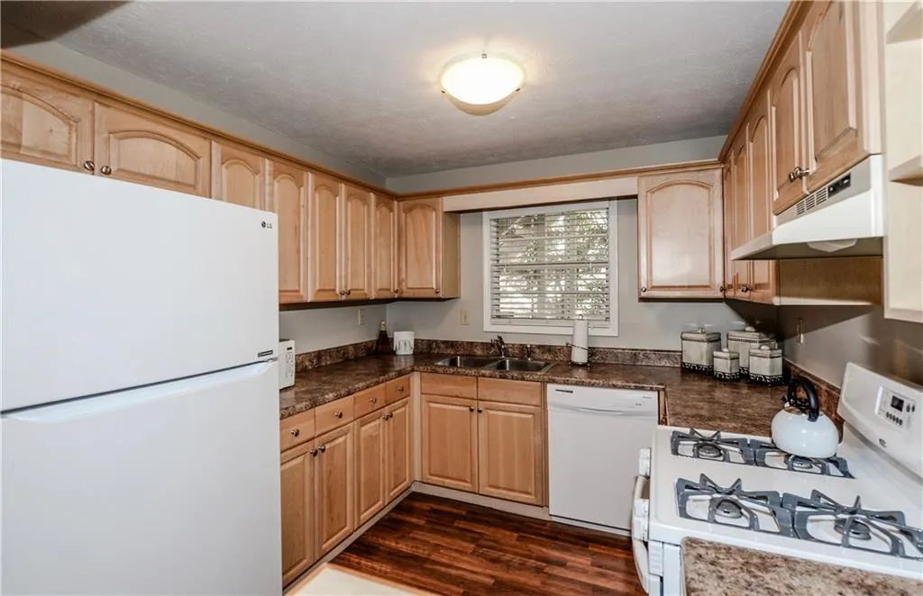 1102 Natchez Trace, Sandy Springs, Georgia 30350, 2 Bedrooms Bedrooms, ,1 BathroomBathrooms,Residential,Sold,1102 Natchez Trace,5799754