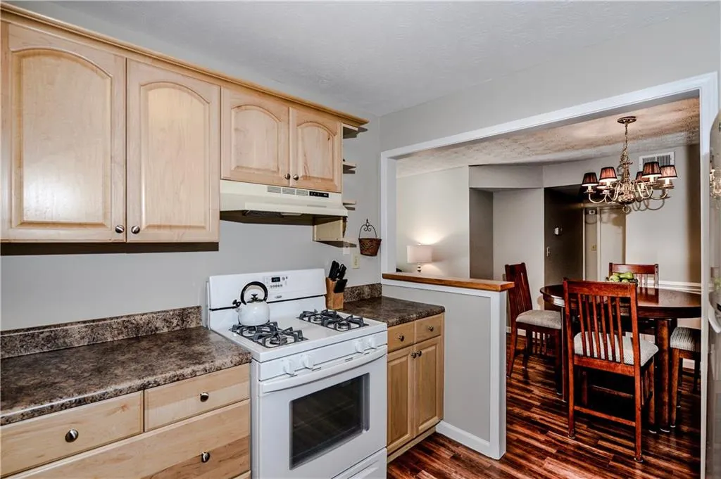 1102 Natchez Trace, Sandy Springs, Georgia 30350, 2 Bedrooms Bedrooms, ,1 BathroomBathrooms,Residential,Sold,1102 Natchez Trace,5799754